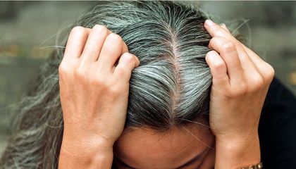 Les cheveux blancs, les scientifiques ont découvert leur origine et comment les combattre !
