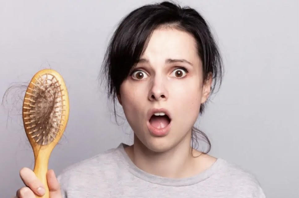 Les causes de la perte de cheveux chez les femmes jeunes